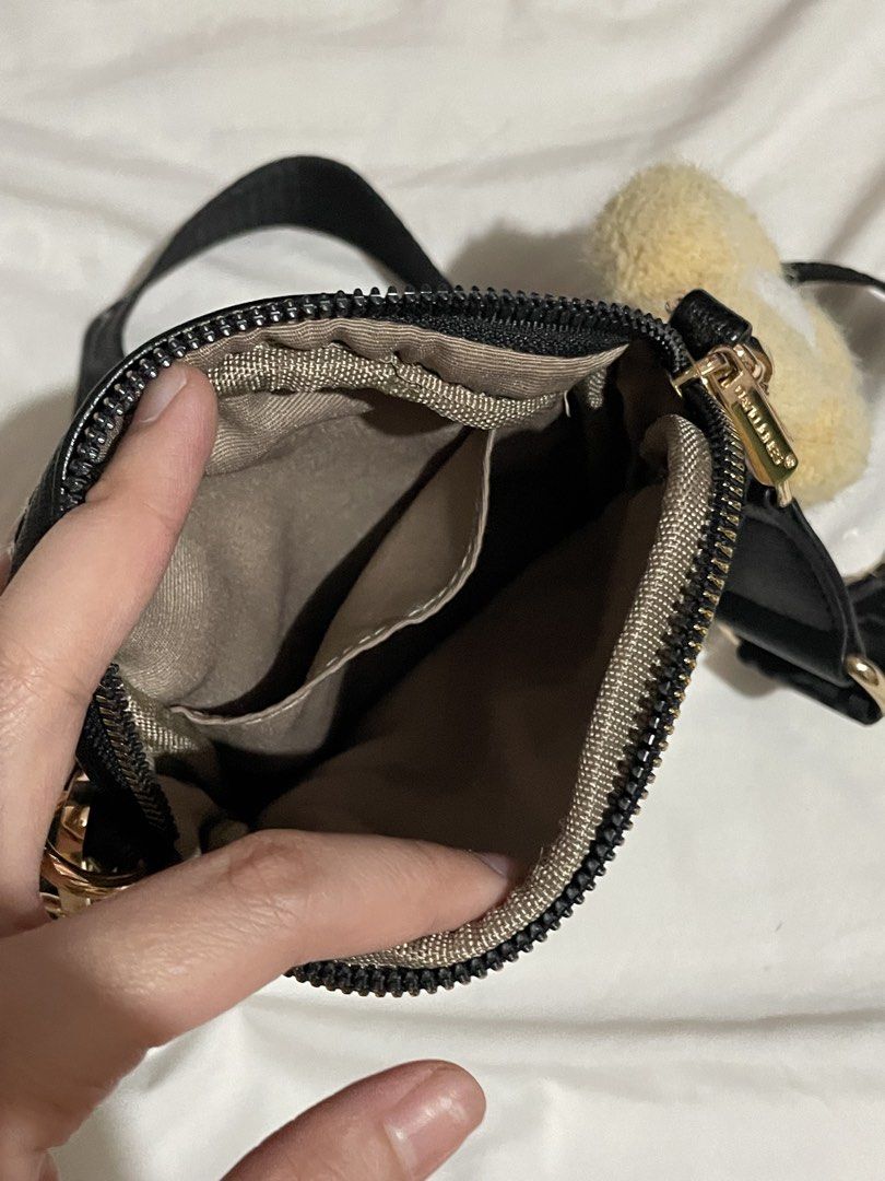 David Jones Shoulder Bag (Category: Shoulder Bags) located in Quezon City. Submitted by mollybloom (Listing ID 1462196242, Image 3). Description: Small black shoulder bag No issues Slightly nego Mop: gcash/maya.