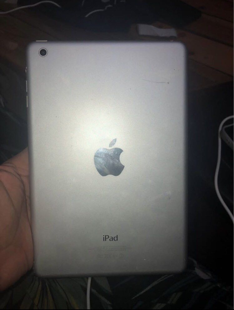 Defective Ipad Mini 2 (Category: iPad) located in Manila. Submitted by gelosuralta1 (Listing ID 1462150294, Image 2). Description: - iPad Mini 2 - 32GB storage - White color - Screen has visible cracks - Sold as is, for parts or repair .