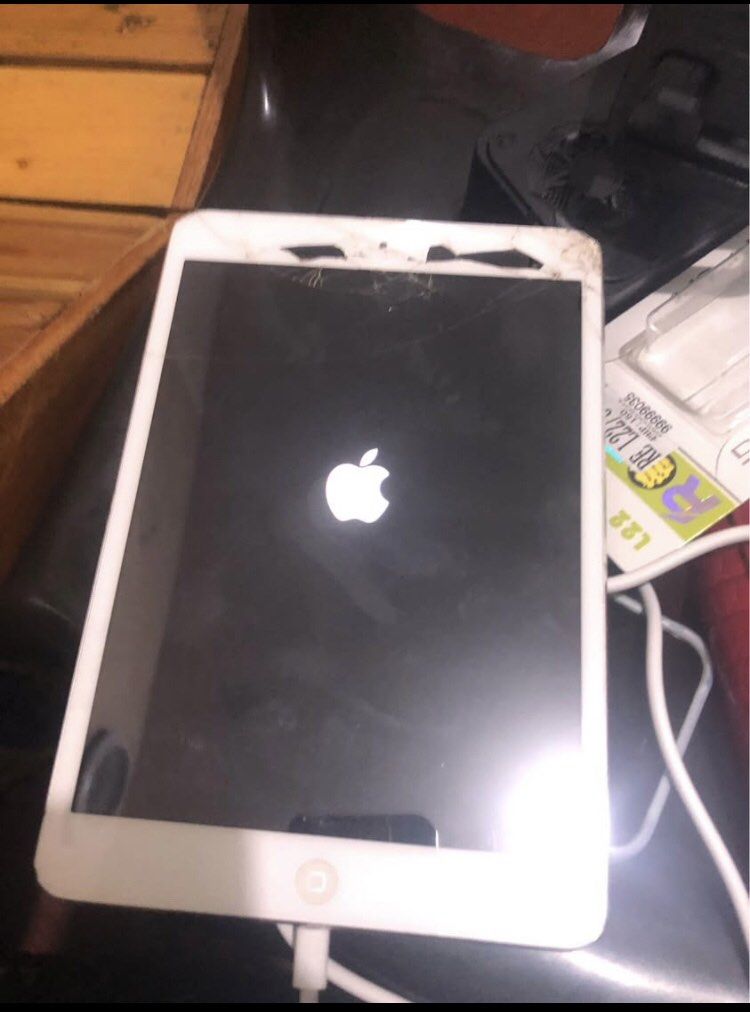 Defective Ipad Mini 2 (Category: iPad) located in Manila. Submitted by gelosuralta1 (Listing ID 1462150294, Image 3). Description: - iPad Mini 2 - 32GB storage - White color - Screen has visible cracks - Sold as is, for parts or repair .