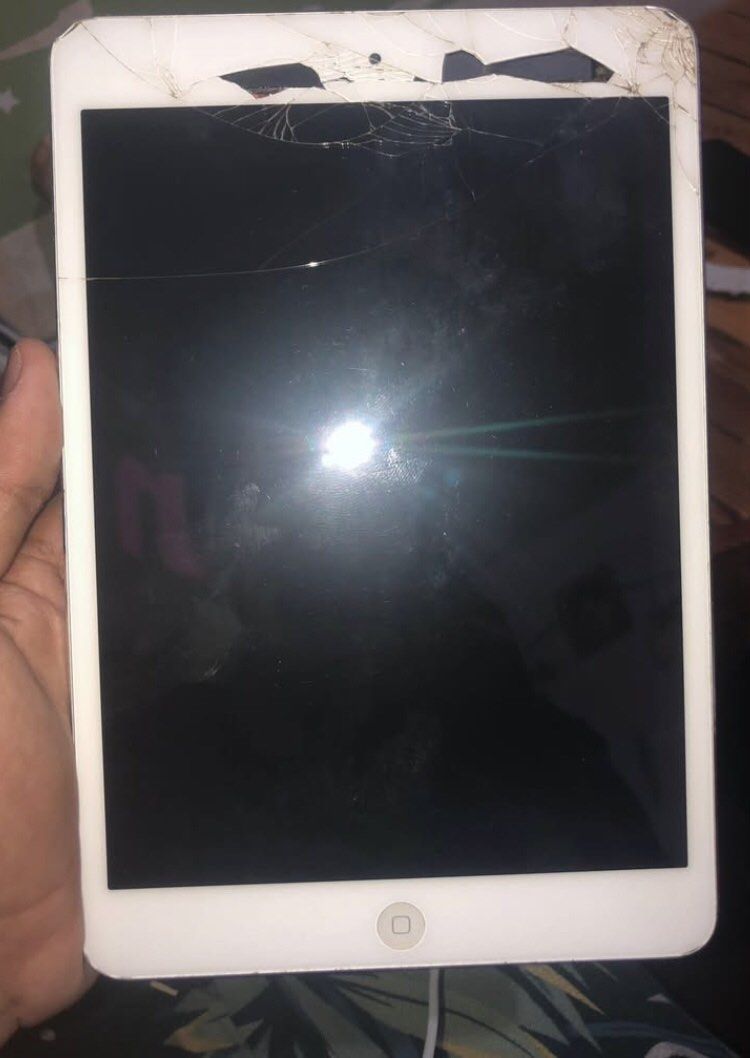 Defective Ipad Mini 2 (Category: iPad) located in Manila. Submitted by gelosuralta1 (Listing ID 1462150294, Image 1). Description: - iPad Mini 2 - 32GB storage - White color - Screen has visible cracks - Sold as is, for parts or repair .
