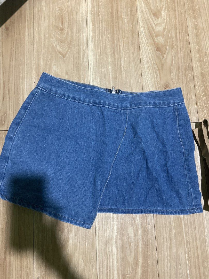 Denim Skirt with Zipper - Size L (Category: Skirts) located in Pasig City. Submitted by cielow (Listing ID 1462180838, Image 1). Description: - Blue denim skirt - Size: L - Zipper closure at the back - Material: 70% cotton, 30% polyester.