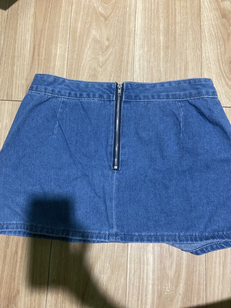 Denim Skirt with Zipper - Size L (Category: Skirts) located in Pasig City. Submitted by cielow (Listing ID 1462180838, Image 2). Description: - Blue denim skirt - Size: L - Zipper closure at the back - Material: 70% cotton, 30% polyester.