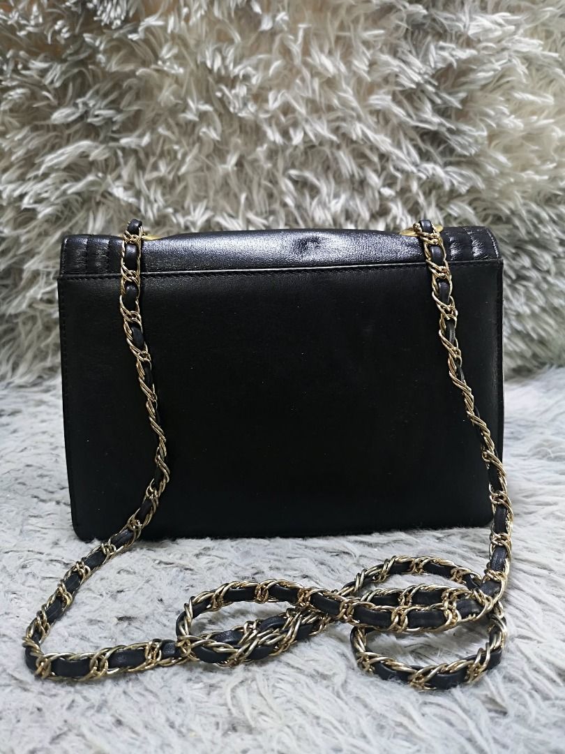 Diagonal Panel Detailing Structured Leather Chain Bag (Category: Cross-body Bags) located in Santa Cruz. Submitted by jmy_surplus.2 (Listing ID 1462042637, Image 2). Description: Size ; L - 6.3 W - 8.6 Color ; Black Type ; Chain bag Brand ; No brand Material ; Leather Style ; Black Flap Chain bag LR 165 JMY 4 Batch #220.