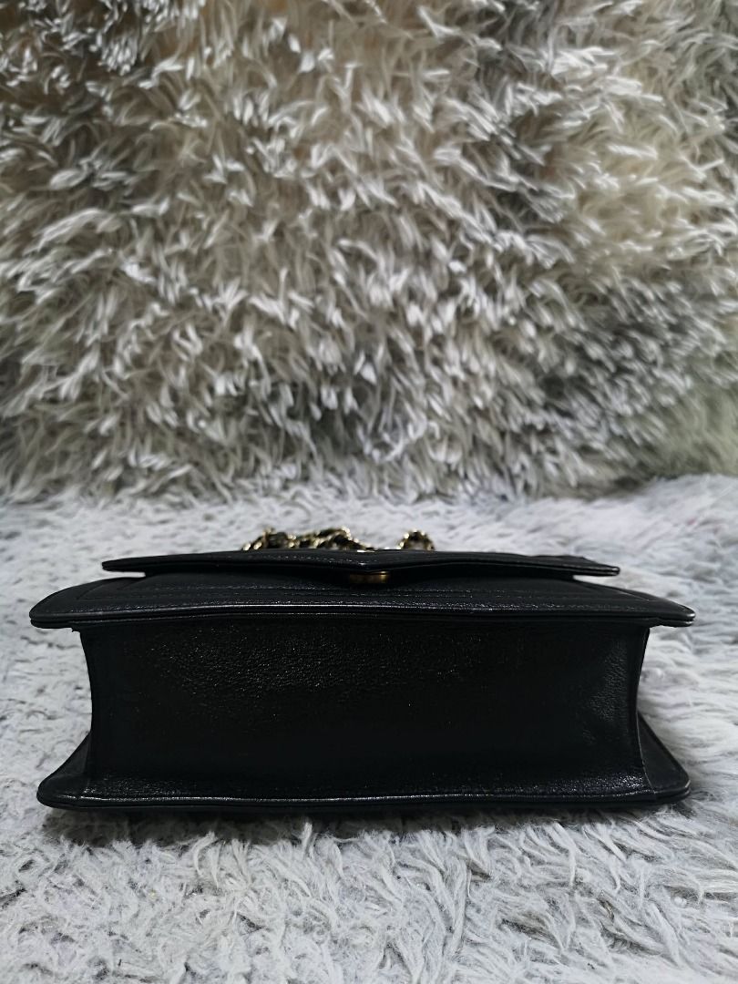 Diagonal Panel Detailing Structured Leather Chain Bag (Category: Cross-body Bags) located in Santa Cruz. Submitted by jmy_surplus.2 (Listing ID 1462042637, Image 3). Description: Size ; L - 6.3 W - 8.6 Color ; Black Type ; Chain bag Brand ; No brand Material ; Leather Style ; Black Flap Chain bag LR 165 JMY 4 Batch #220.