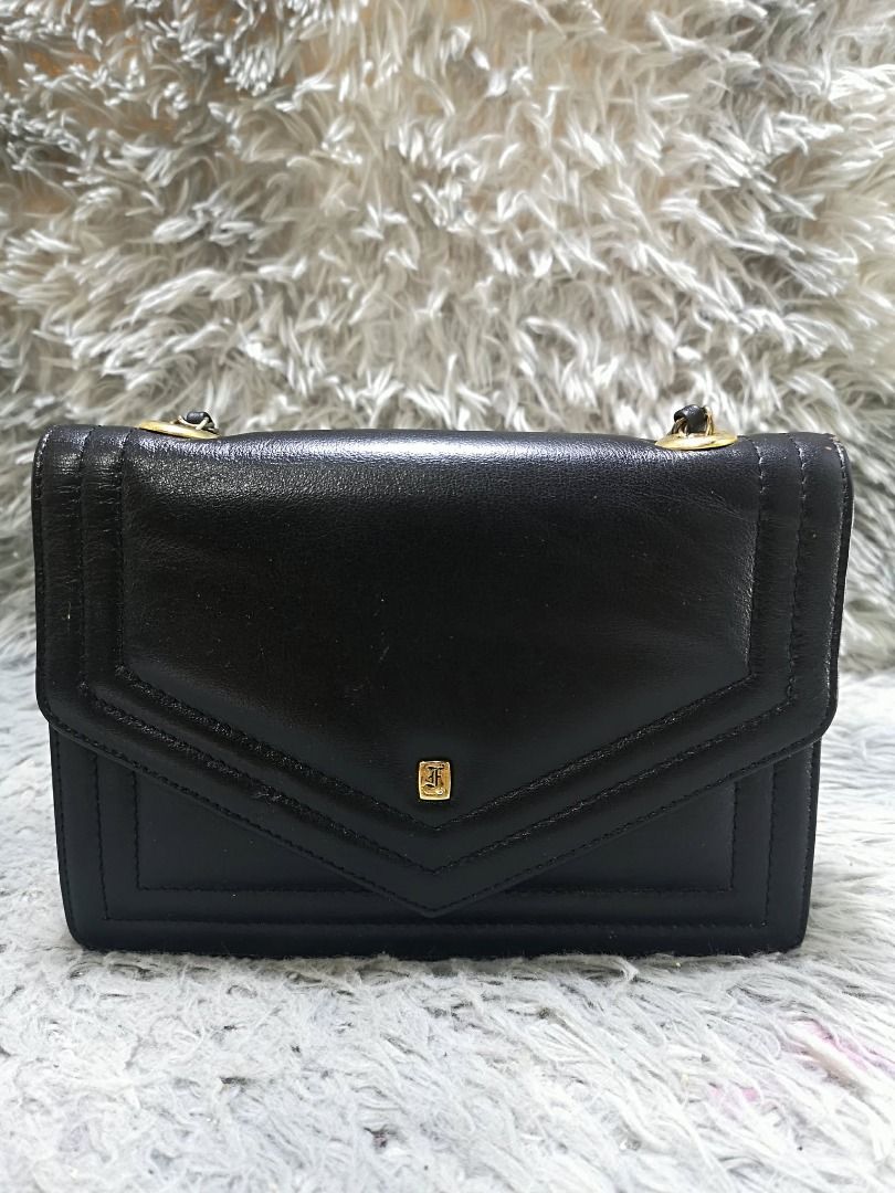 Diagonal Panel Detailing Structured Leather Chain Bag (Category: Cross-body Bags) located in Santa Cruz. Submitted by jmy_surplus.2 (Listing ID 1462042637, Image 1). Description: Size ; L - 6.3 W - 8.6 Color ; Black Type ; Chain bag Brand ; No brand Material ; Leather Style ; Black Flap Chain bag LR 165 JMY 4 Batch #220.