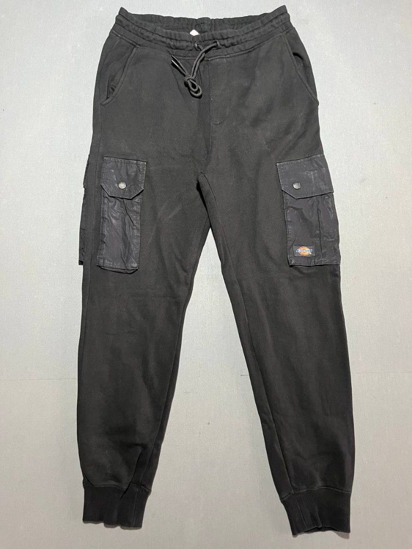 Dickies Black Cargo Jogger Sweatpants Size S (Category: Joggers) located in Surigao. Submitted by lyn.thrift_shop (Listing ID 1462082439, Image 2). Description: - Brand: Dickies - Style: Cargo Jogger Sweatpants - Color: Black - Size: Small, Length 28 - Good as new condition - Color rate 9/10 - No issue no crack no pinhole not faded .