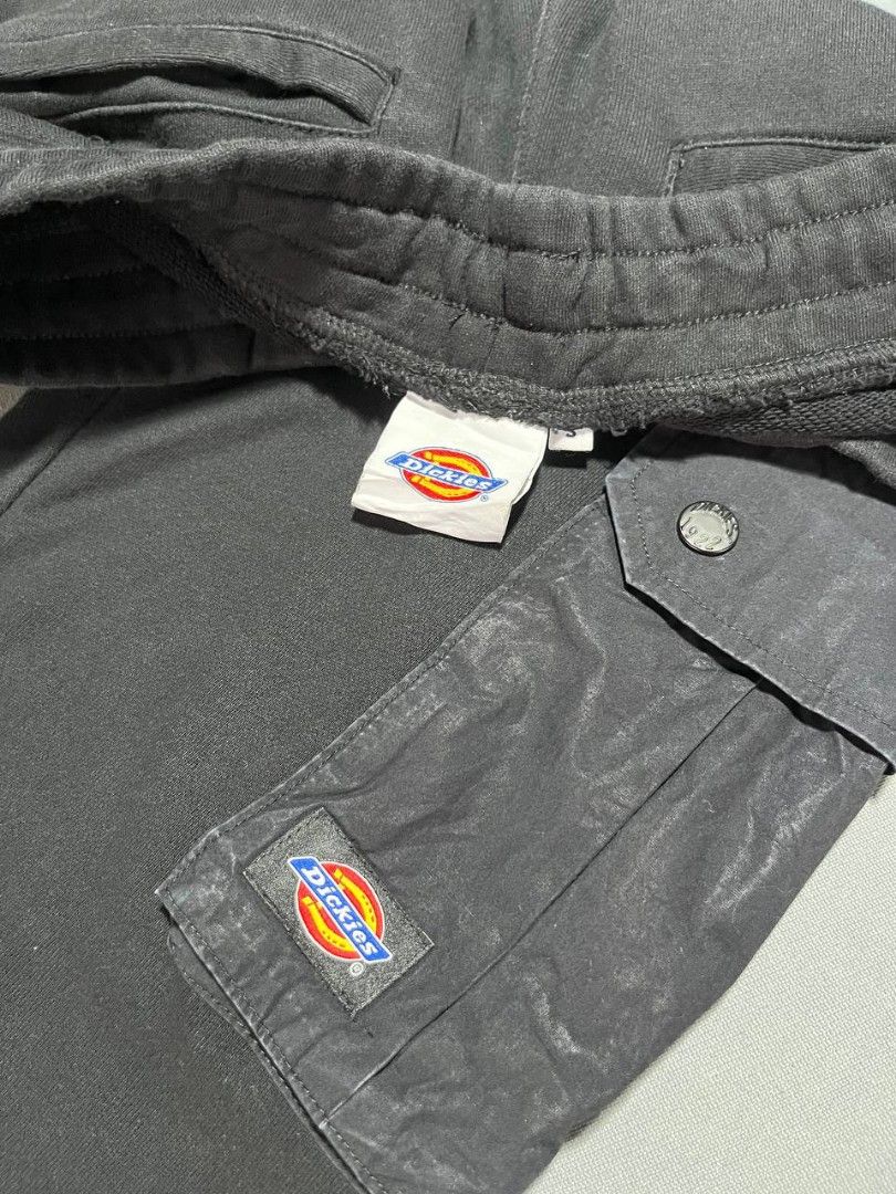 Dickies Black Cargo Jogger Sweatpants Size S (Category: Joggers) located in Surigao. Submitted by lyn.thrift_shop (Listing ID 1462082439, Image 3). Description: - Brand: Dickies - Style: Cargo Jogger Sweatpants - Color: Black - Size: Small, Length 28 - Good as new condition - Color rate 9/10 - No issue no crack no pinhole not faded .