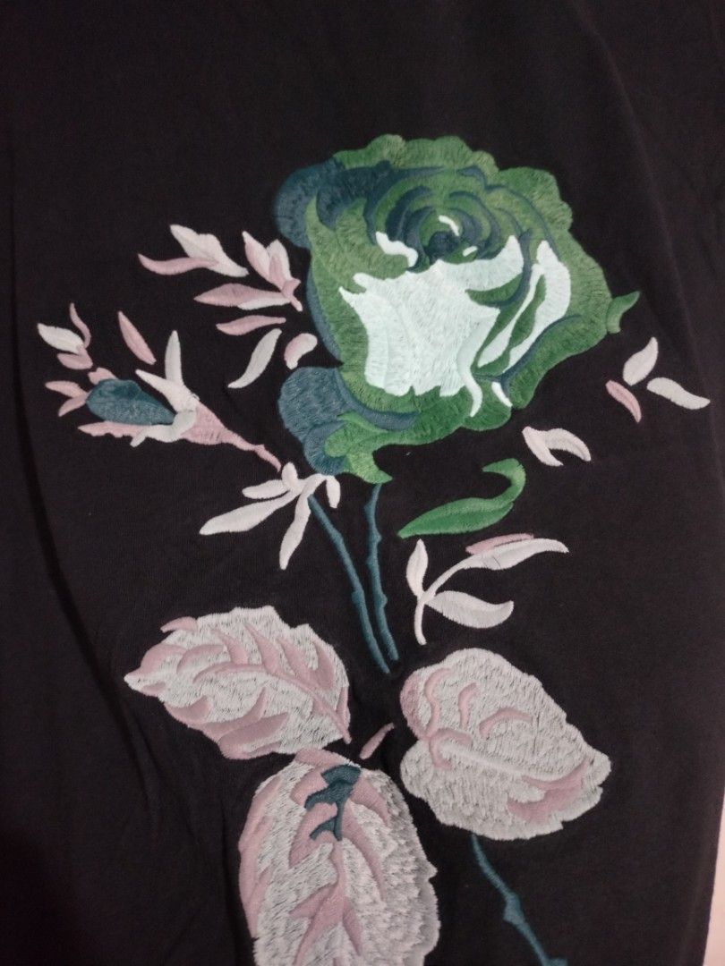 DIOR (Category: Tshirts & Polo Shirts ) located in Calbayog City. Submitted by mr.thrifter_ph. (Listing ID 1462190935, Image 3). Description: 🏷️ DIOR - SMALL (pasok sa LARGE) - width 22 - length 28 - Good Condition - colorrate 9/10 - No issue.