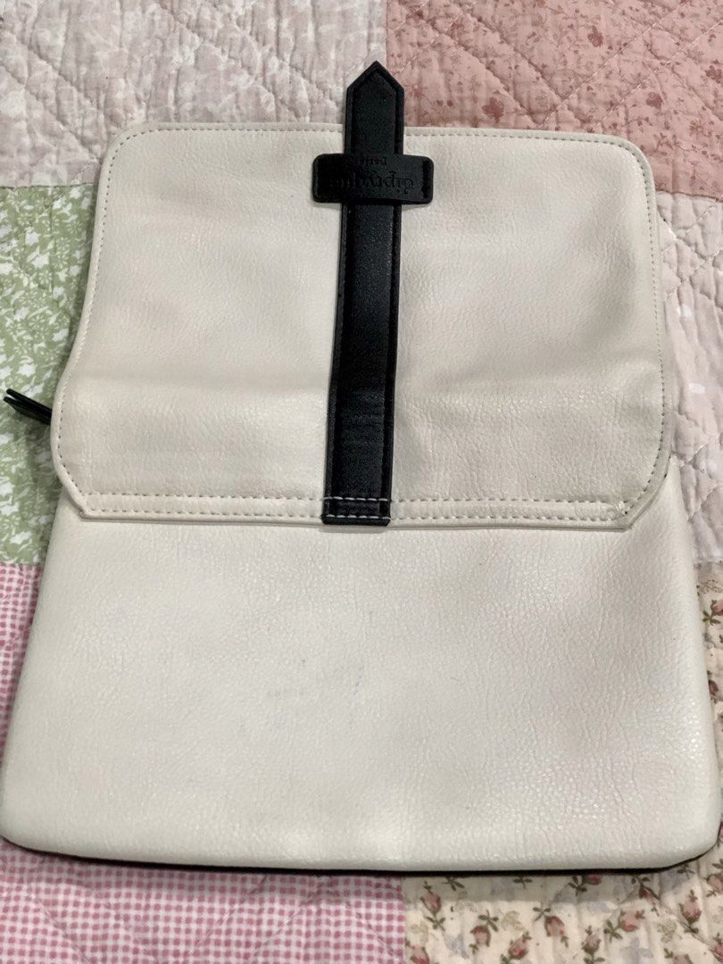 Diptyque Black and White Cosmetic Pouch (Category: Accessory Holder, Box & Organizers) located in Quezon City. Submitted by sheisdecluttering_now (Listing ID 1462076457, Image 3). Description: from Qatar Airways .
