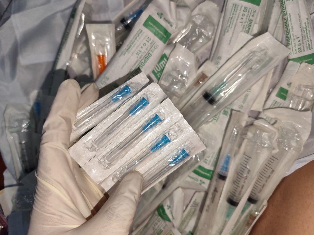 Disposable Syringes (Category: Medical Supplies & Tools) located in Taguig. Submitted by chaitosss (Listing ID 1462120422, Image 2). Description: - Brand new disposable syringes with needles - Individually sterile packed for safety - Available in multiple sizes (e.g., 1ml, 3ml, 5ml, 10ml) - Suitable for medical and personal use - Meetup available in Taguig City (Barangay Ususan) RFS: graduate na po :).