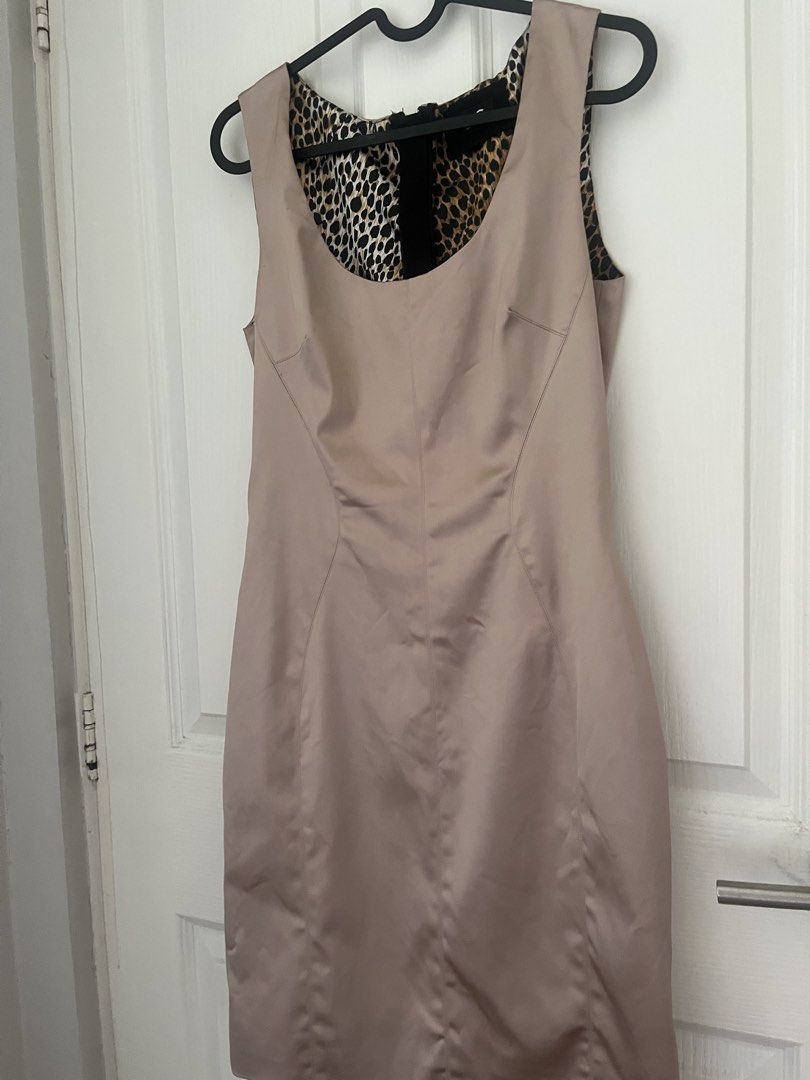 Dolce & Gabbana Beige Silk Leopard Lining Dress (Category: Luxury Apparel) located in Muntinlupa City. Submitted by thevintageeditbyashley (Listing ID 1462070403, Image 2). Description: -Size is small, can fit up to medium -Authentic and complete tags and washtags - Vintage Runway Dress -Roberto Cavalli, Versace, Blumarine, Alberta Ferretti, Giambattista Valli, Marchesa, Oscar de la Renta, Elie Saab, Carolina Herrera, Valentino, Emilio Pucci, Etr