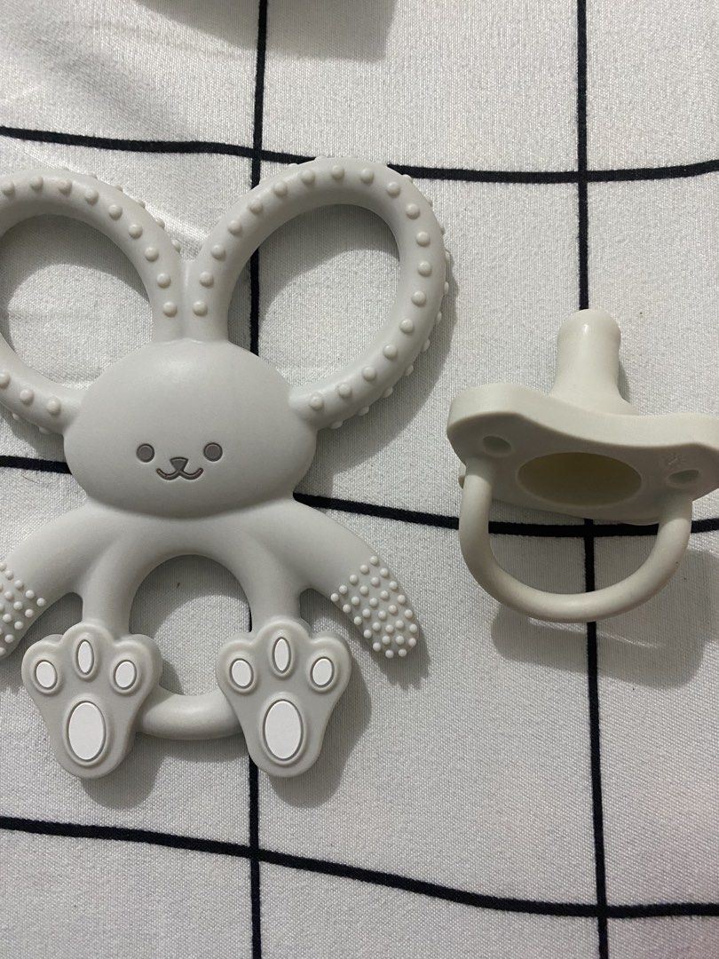 Dr Brown teether and pacifier (Category: Soothers & Pacifiers) located in Apalit. Submitted by gemstone2953337 (Listing ID 1462102150, Image 1). Description: Di man masyado nagamit ni baby good as new.