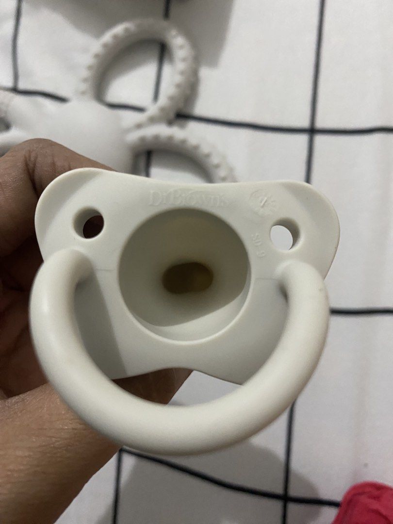 Dr Brown teether and pacifier (Category: Soothers & Pacifiers) located in Apalit. Submitted by gemstone2953337 (Listing ID 1462102150, Image 3). Description: Di man masyado nagamit ni baby good as new.