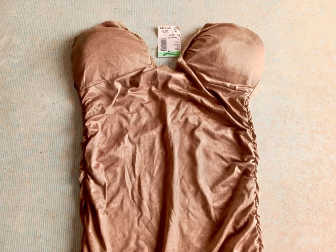 Dress US BNEWTAG (Category: Dresses) located in Los Banos. Submitted by mania-62906 (Listing ID 1462059174, Image 2). Description: BNewtag. US small Brown ( note not very dark like the photos). Chest 33-34. Waist 26-28 inches.