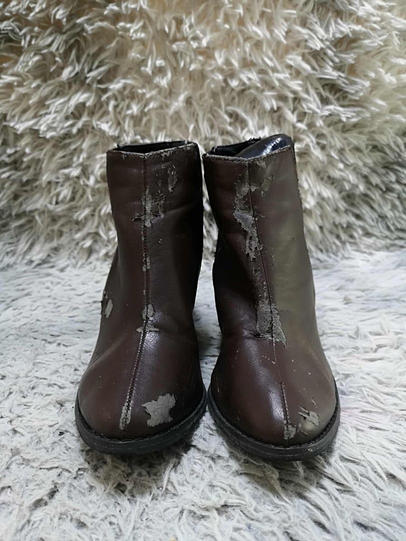 Elastic Side Gore Panel Dark brown Leather Ankle Boots (Category: Boots) located in Santa Cruz. Submitted by jmy_surplus.2 (Listing ID 1462095073, Image 1). Description: Size ; 23cm Color ; Dark Brown Type ; Boots Brand ; No brand Material ; Leather Style ; Leather Slip On Block Heeled Boots LR 170 JMY 4 Batch #220.
