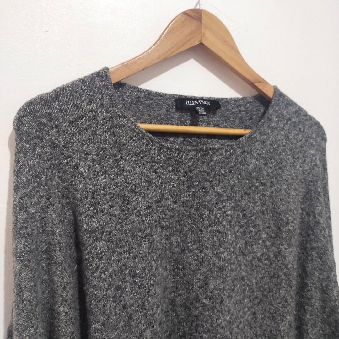 Ellen Tracy Grey Melange Long-Sleeve Sweater (Category: Coats, Jackets and Outerwear) located in Subic. Submitted by mustardt_ (Listing ID 1462079276, Image 2). Description: A cozy, relaxed-fit marled grey knit sweater with long drop-shoulder sleeves and functional zipper details on both lower side hems. size: 27.5in x 24.5in code: c739.