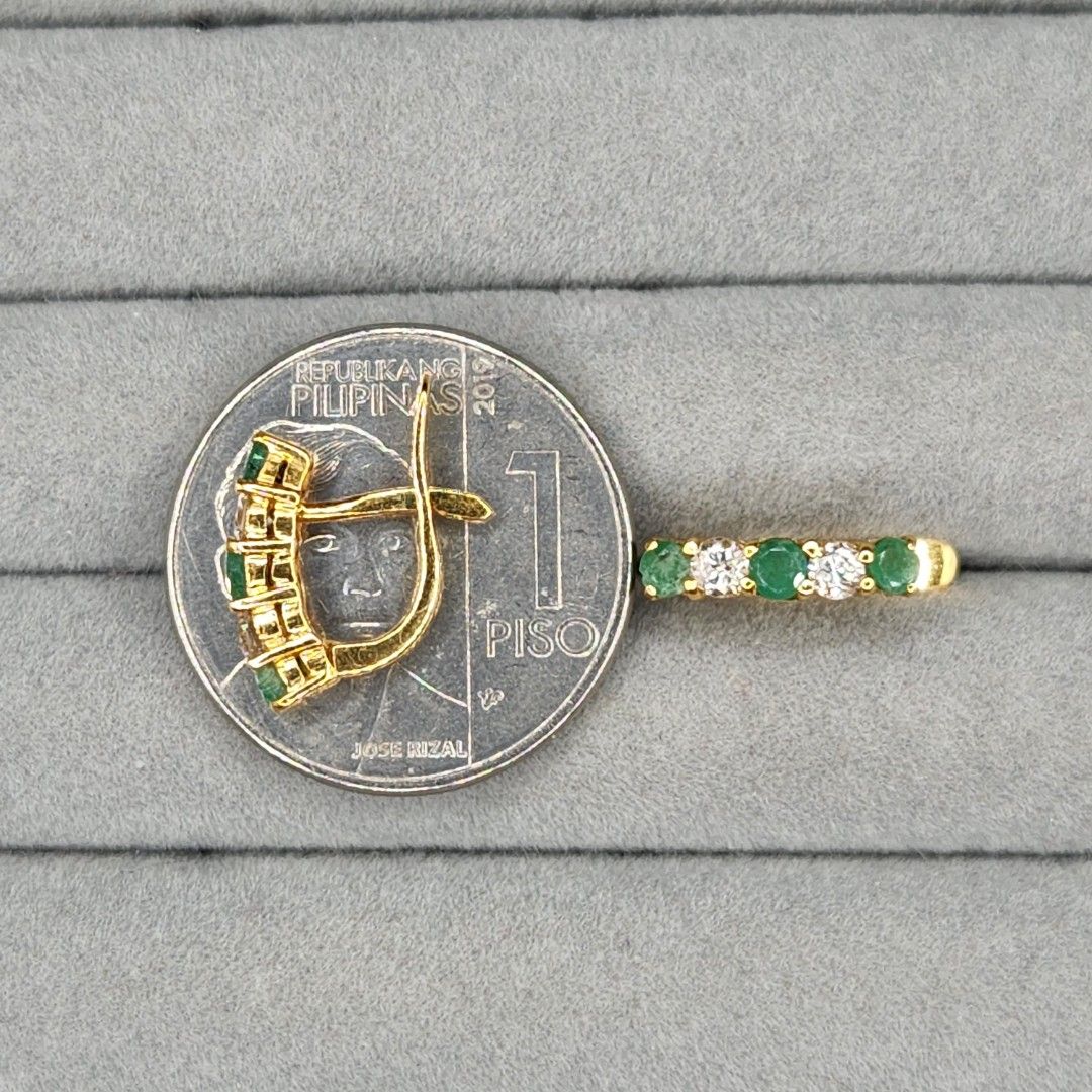ES9• Emerald with Diamond Earrings 2.2 grams (Category: Earrings) located in Las Pinas. Submitted by yandijueri (Listing ID 1462041441, Image 2). Description: Subasta/Preloved. Pawnable ES9• Emerald with Diamond Earrings 14k YG, 2.2 grams approx. 4 natural diamonds, 0.40 tcw PHP 18,000 Want proof of transactions? Visit our FB Page and IG account: @yandijueri.