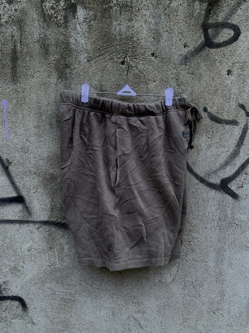Essentials fear of god (Category: Shorts) located in Davao. Submitted by archivecollection (Listing ID 1462253371, Image 3). Description: Essentials Fear of god size : Medium 30-34 waist ( Stretchable ) No issue color rate : 9.5/10 Color has chaged due to lighting , but still in great color rate , no fadings , no discoloration , still in great condition too. Dm if interested 📍davao city , mindanao .