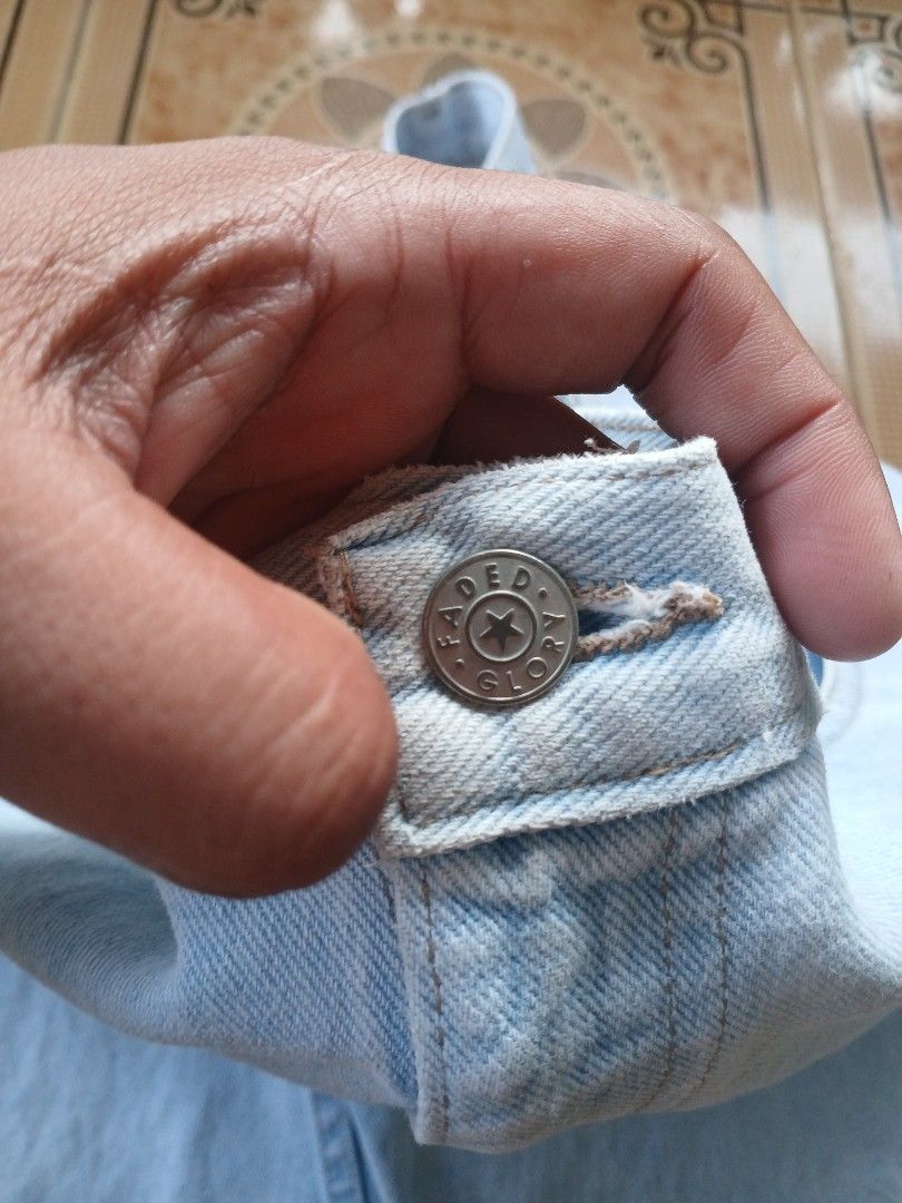 FADED GLORY Light Wash Denim Jorts (Category: Shorts) located in Castilla. Submitted by ktrepft (Listing ID 1462261007, Image 3). Description: Waist 34-36 L21 LO13 faded tags inside solid neto.