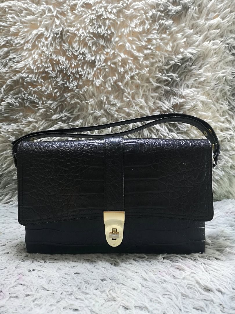 Faux crocodile Embossed leather Shoulder Bag (Category: Shoulder Bags) located in Santa Cruz. Submitted by jmy_surplus.2 (Listing ID 1462044087, Image 1). Description: Size ; L - 7.5 W - 11.4 Color ; Black Type ; Shoulder Bag Brand ; No brand Material ; Leather Style ; Black rectangular leather Shoulder bag LR 165 JMY 4 Batch #220.