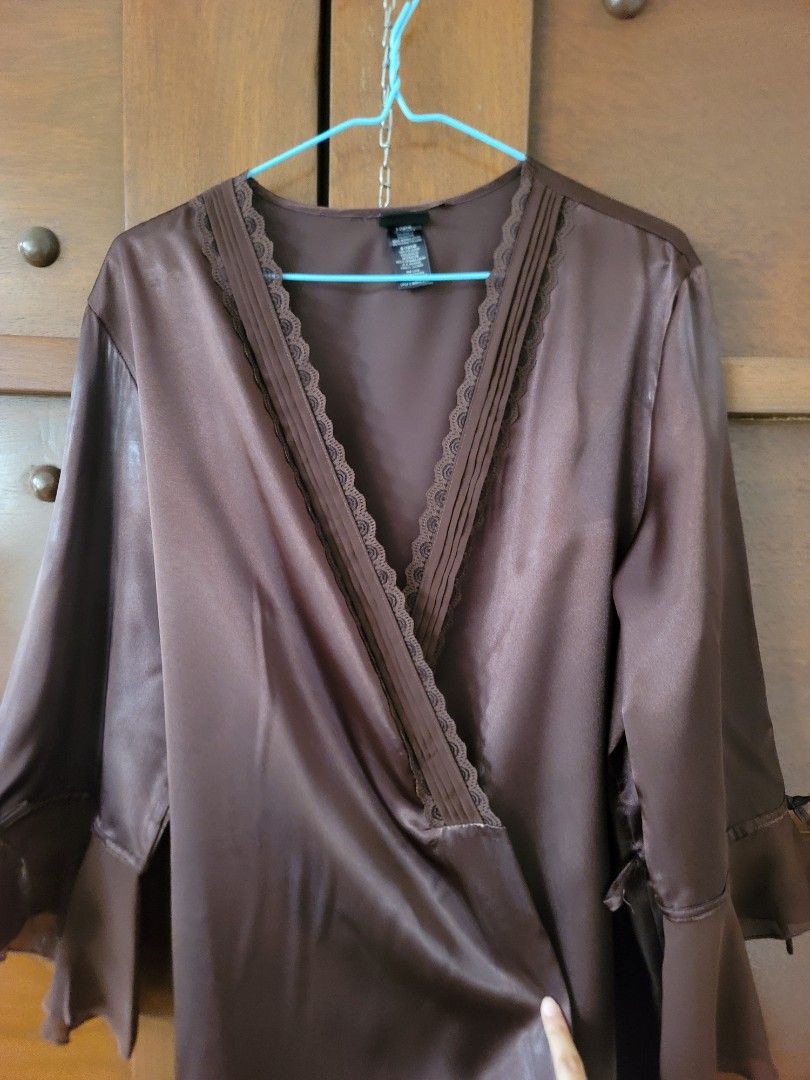 FIXED PRICE! Preloved Imported Silk Robe (Missing Outer Belt) (Category: Undergarments & Loungewear) located in Quezon City. Submitted by justdeclutter_ (Listing ID 1462088700, Image 3). Description: L on tag, from US Good condition, signs of use Issue: see last photo, missing outer belt Bawal po sa maarte 🔷PLEASE READ: Items are preloved and in good quality unless stated otherwise. ✨ ❌ NO when worn ❌ NO haggling ❌ NO meet-ups ❌ NO rush shipping