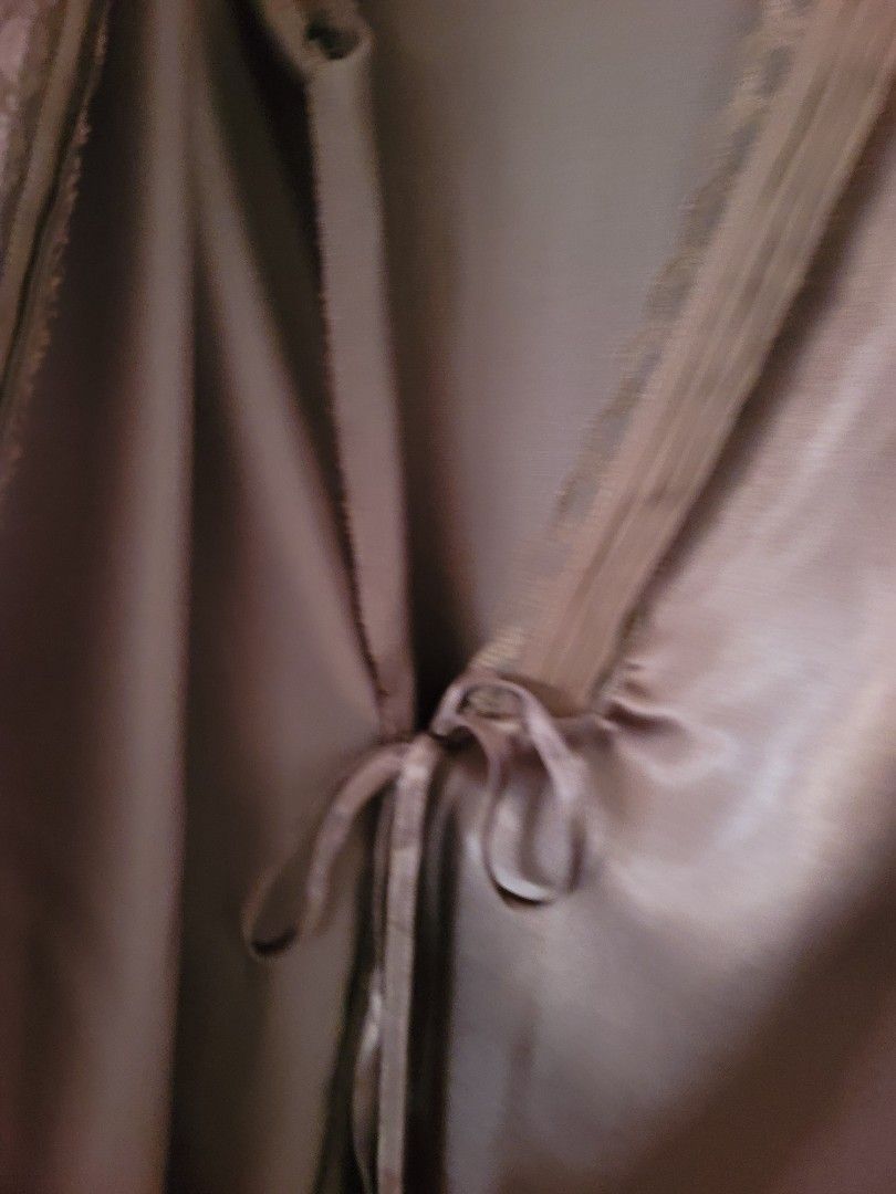 FIXED PRICE! Preloved Imported Silk Robe (Missing Outer Belt) (Category: Undergarments & Loungewear) located in Quezon City. Submitted by justdeclutter_ (Listing ID 1462088700, Image 2). Description: L on tag, from US Good condition, signs of use Issue: see last photo, missing outer belt Bawal po sa maarte 🔷PLEASE READ: Items are preloved and in good quality unless stated otherwise. ✨ ❌ NO when worn ❌ NO haggling ❌ NO meet-ups ❌ NO rush shipping