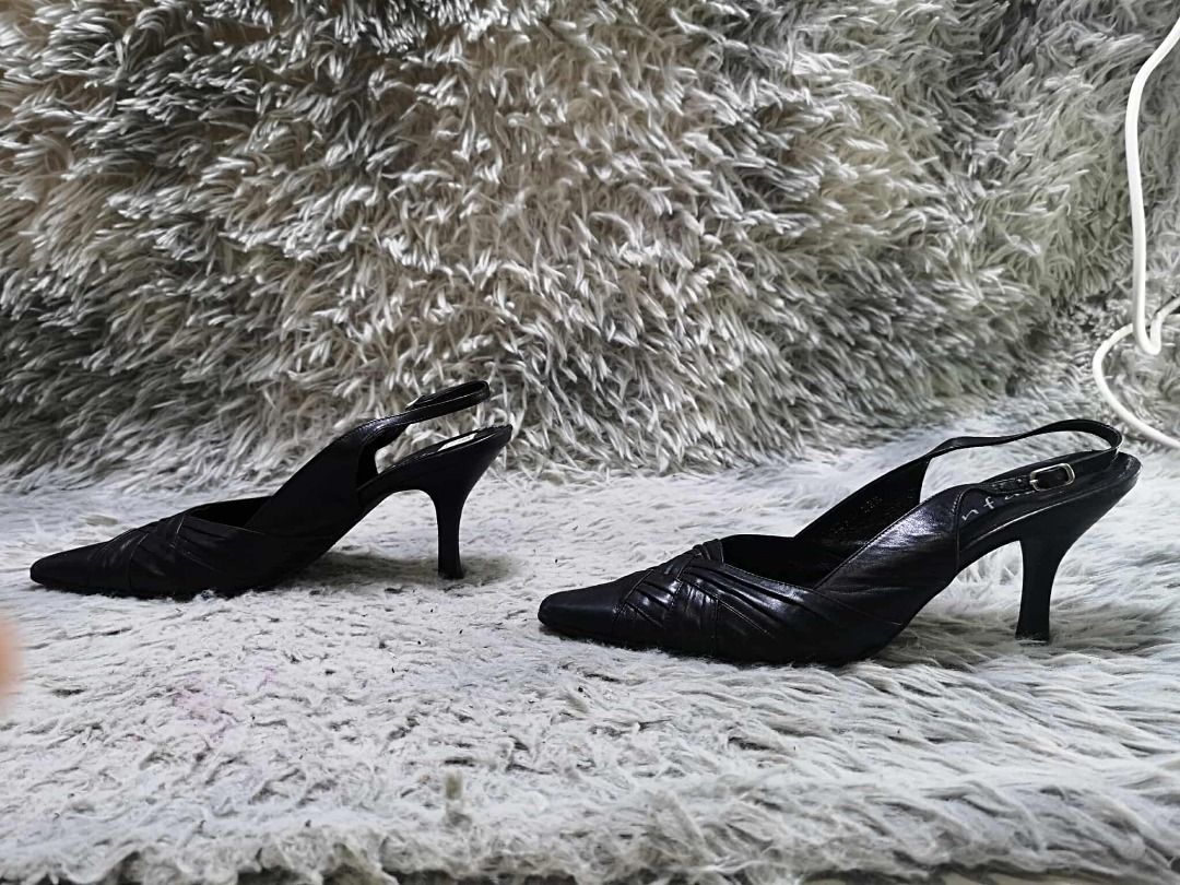 Flared Mid Heel Slingback Leather :Pumps (Category: Heels) located in Santa Cruz. Submitted by jmy_surplus.2 (Listing ID 1462088347, Image 2). Description: Size ; 22.5cm Color ; Black Type ; Heels Brand ; No brand Material ; Leather Style ; Pointed Toe Mid Heels LR 159 JMY 4 Batch #220.