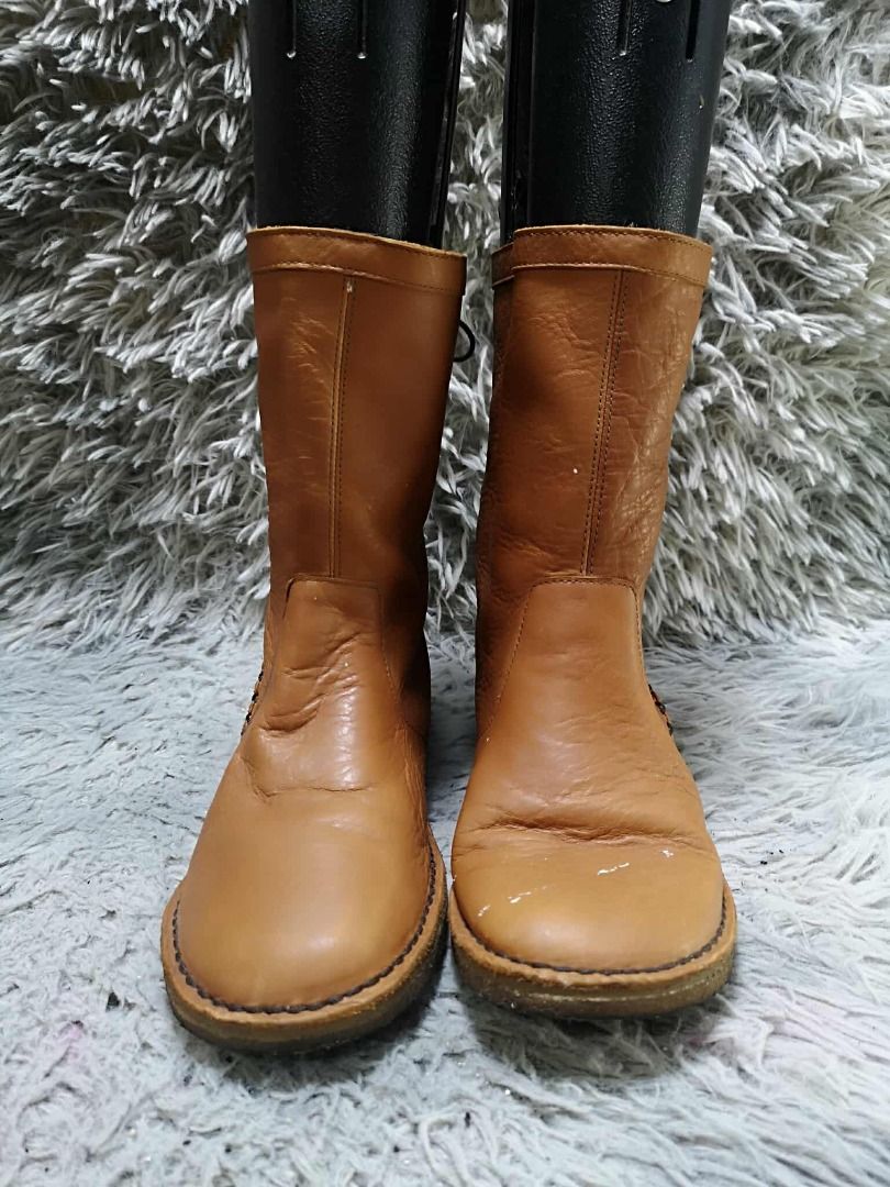 Flat Sole Rear Tie Detail Mid calf Boots (Category: Boots) located in Santa Cruz. Submitted by jmy_surplus.2 (Listing ID 1462087769, Image 1). Description: Size ; 24cm Color ; Tan Type ; Boots Brand ; No brand Material ; Leather Style ; Tan Leather Mid Calf Boots LR 159 JMY 4 Batch #220.