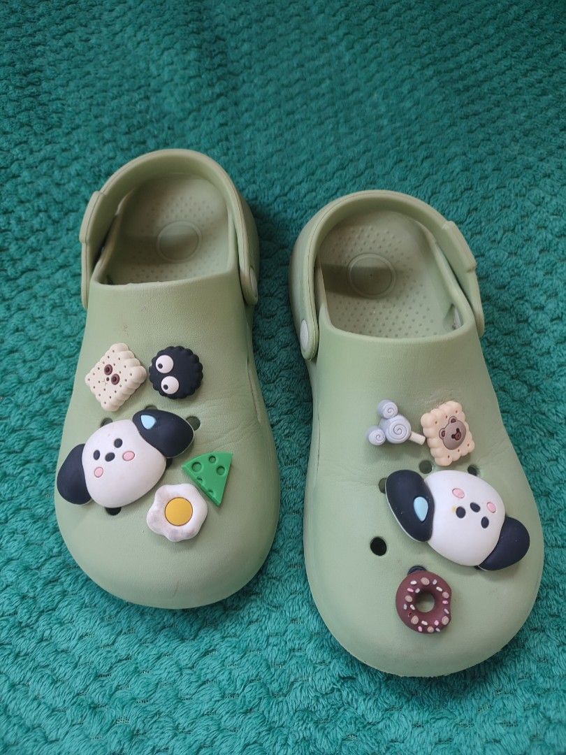Flats sandals slides shoes (Category: Slippers and slides) located in Pagadian. Submitted by shielaso (Listing ID 1462067194, Image 1). Description: 150 each item.
