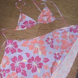 (Category: ) located in . Submitted by khyscloset (Listing ID 1462221814, Image 1). Description: .