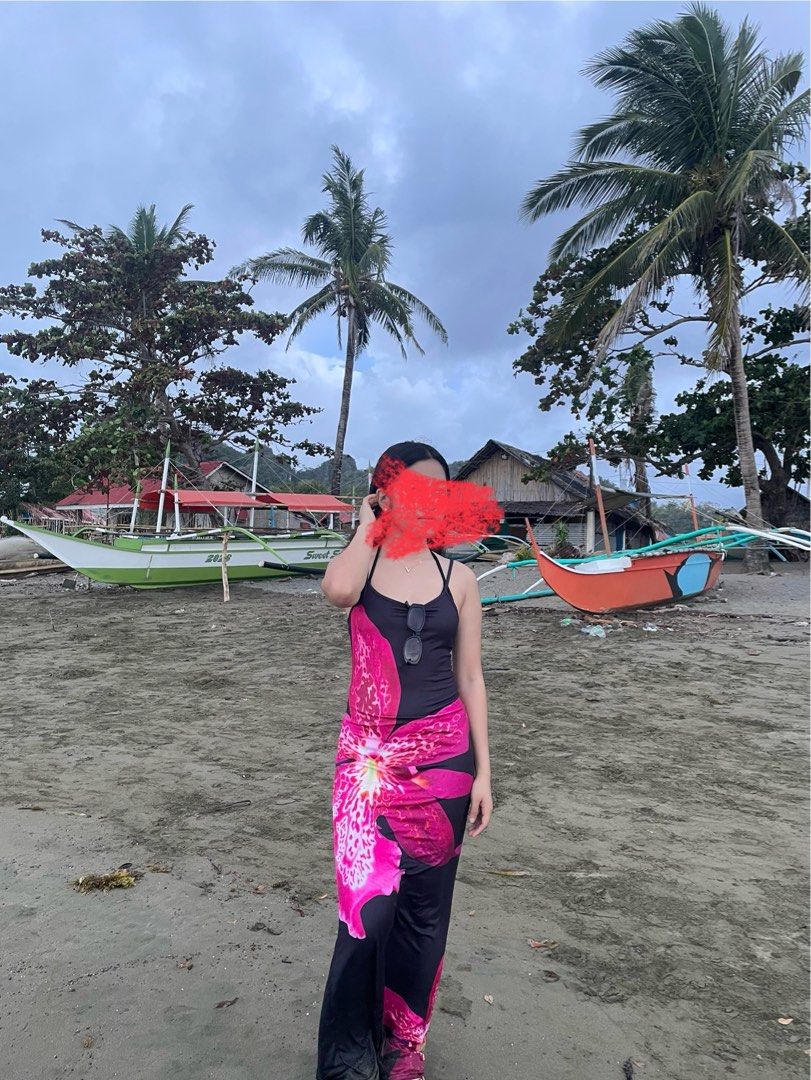 Floral Bodycon Maxi Dress (Category: Dresses) located in Caloocan City. Submitted by loveshanks (Listing ID 1462219382, Image 1). Description: used once only fore height reference: 5’.