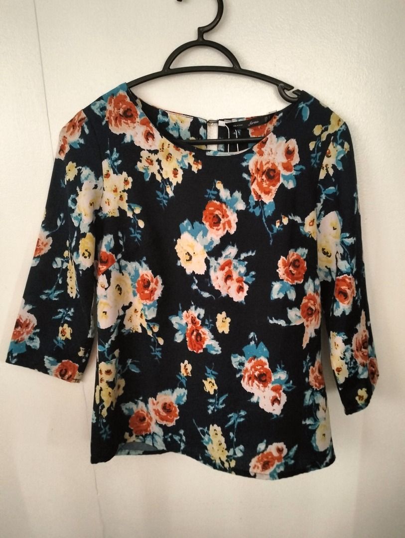 for me Floral Black Blouse (Category: Blouses) located in Cabanatuan. Submitted by jbdg_2018 (Listing ID 1462169695, Image 1). Description: CROSSPOSTED wts lfb ph for me Floral Black Blouse - Size: XS - Color: Black (Floral Pattern) - Php 200 rfs: decluttering MOP: GCash MOD: J&T 📍 Cabanatuan City, Nueva Ecija.