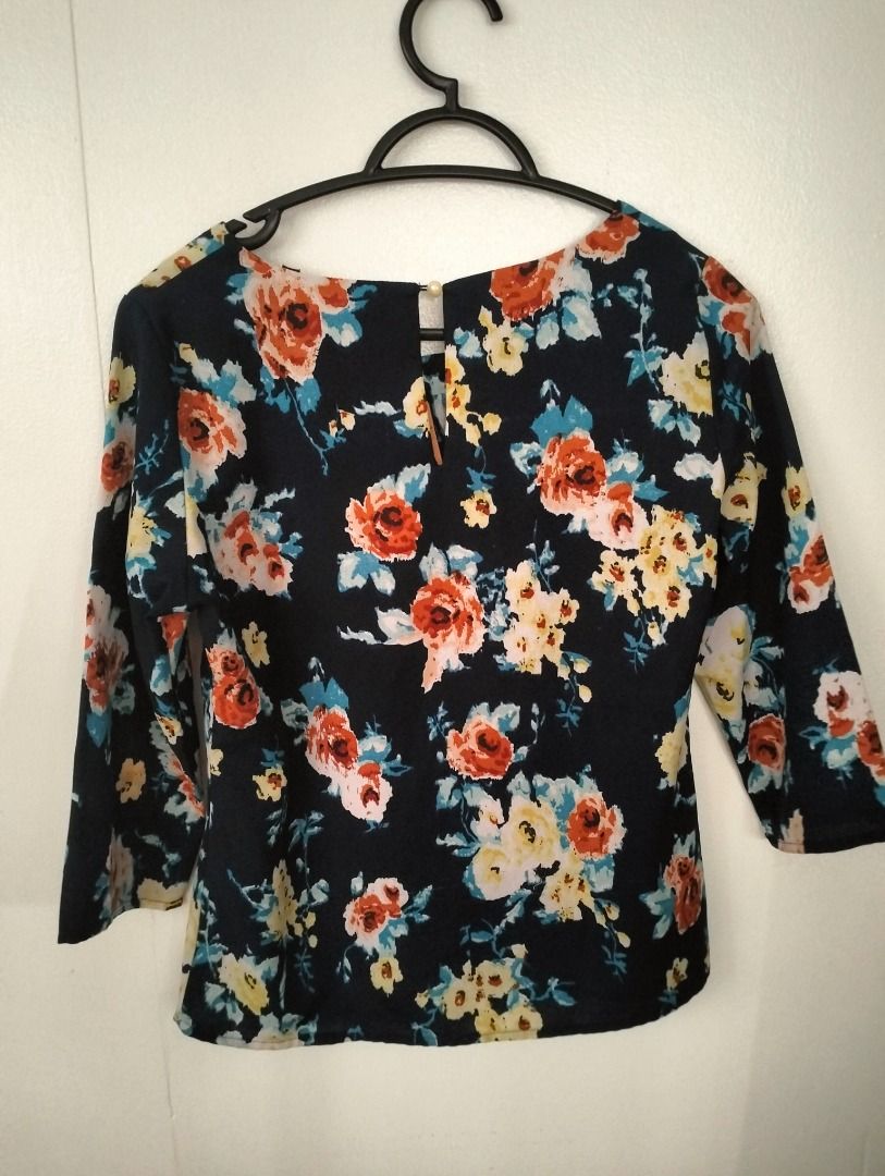 for me Floral Black Blouse (Category: Blouses) located in Cabanatuan. Submitted by jbdg_2018 (Listing ID 1462169695, Image 3). Description: CROSSPOSTED wts lfb ph for me Floral Black Blouse - Size: XS - Color: Black (Floral Pattern) - Php 200 rfs: decluttering MOP: GCash MOD: J&T 📍 Cabanatuan City, Nueva Ecija.