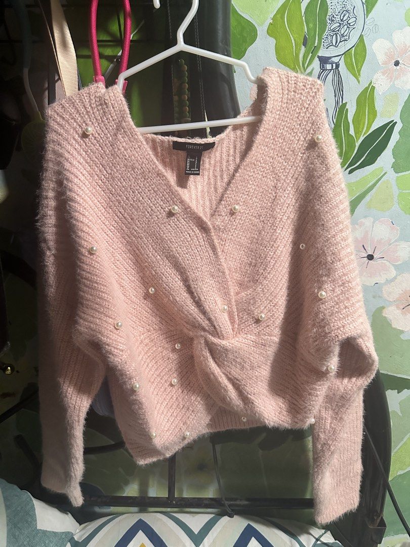 Forever 21 Pink Pearl Twist Front Sweater (Category: Longsleeves) located in Manila. Submitted by edgiedge (Listing ID 1462042556, Image 3). Description: Forever21 pink pearl sweater size L ₱250 Tondo.