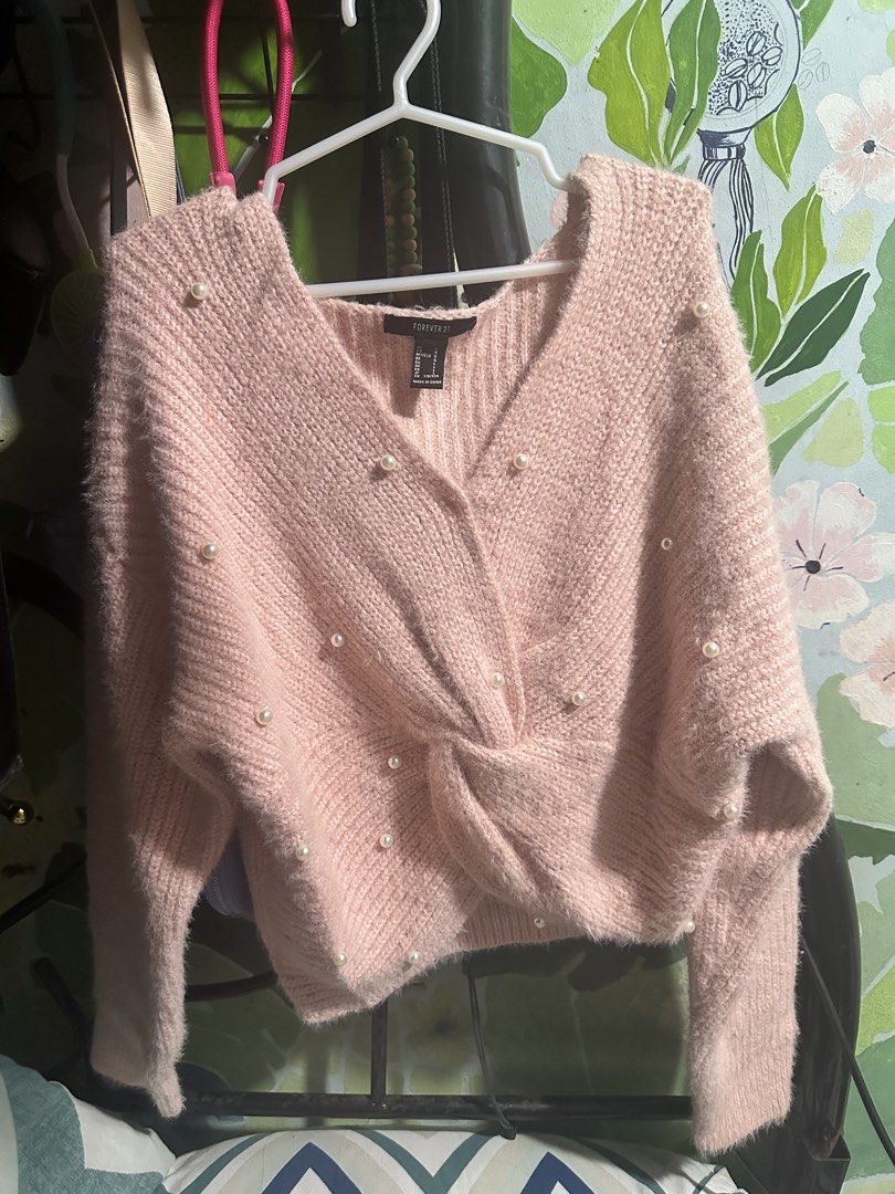 Forever 21 Pink Pearl Twist Front Sweater (Category: Longsleeves) located in Manila. Submitted by edgiedge (Listing ID 1462042556, Image 2). Description: Forever21 pink pearl sweater size L ₱250 Tondo.