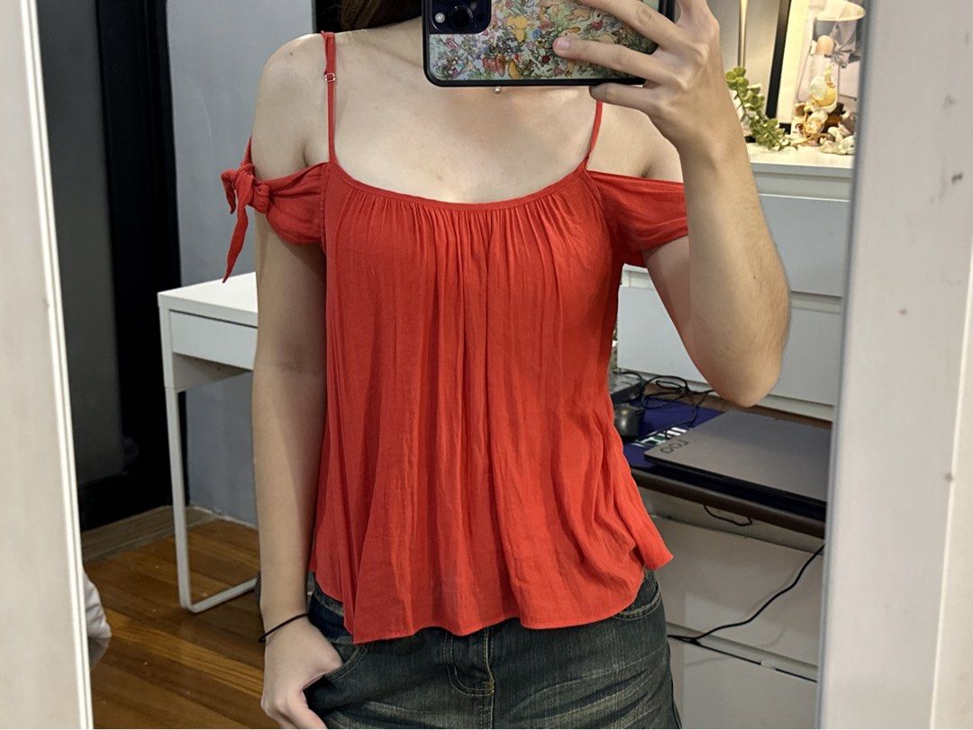 Forever 21 Top (Category: Others Tops) located in Paranaque City. Submitted by celinegab (Listing ID 1462194060, Image 1). Description: Large on tag but can fit s-m.