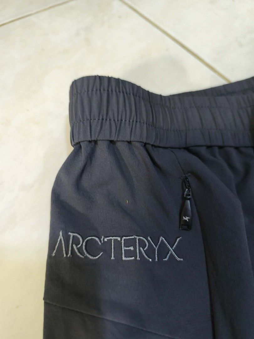 ARCTERYX WATER PROOF 📩📩📩 (Category: Coats, Jackets and Outerwear) located in San Pablo. Submitted by kuya_tats420 (Listing ID 1462131701, Image 2). Description: NO ISSUE ✔️ WATER PROOF UNLI WATER 💦🤣 PM ME 📩.