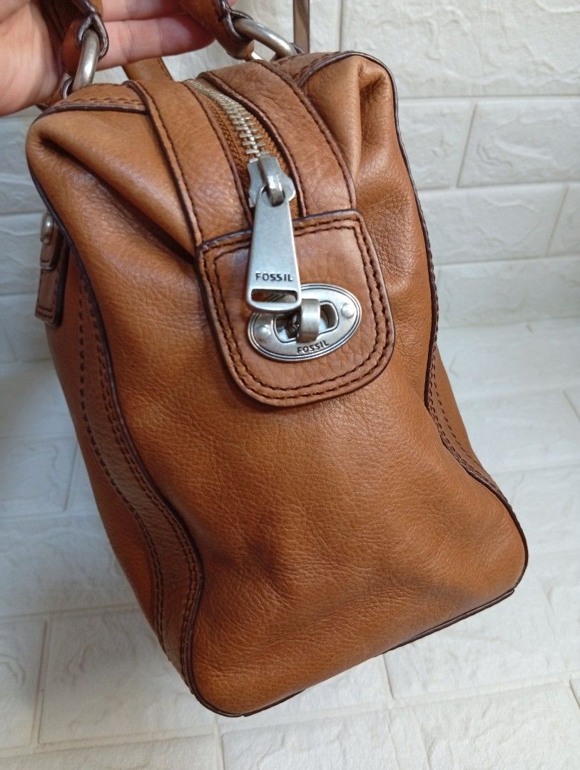 Fossil Marlow Brown Leather Satchel Shoulder Bag (Category: Shoulder Bags) located in Las Pinas. Submitted by etoksi1234 (Listing ID 1462142065, Image 3). Description: Pre-loved Fossil Marlow brown leather satchel bag featuring the brand's signature silver keyhole logo plate on the front. .