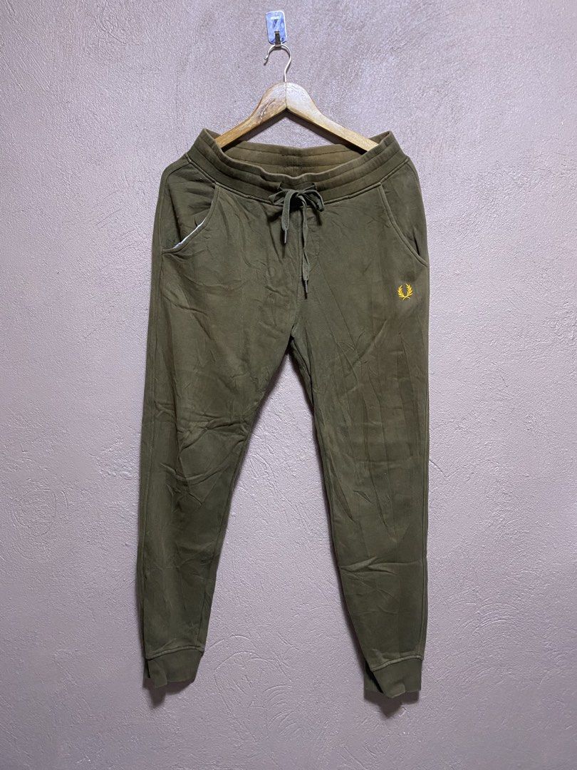 Freed perry (Category: Joggers) located in Iloilo. Submitted by prelovedfindsilo (Listing ID 1462158089, Image 1). Description: Fredperry Jogger Size L 30-36 Good condition.