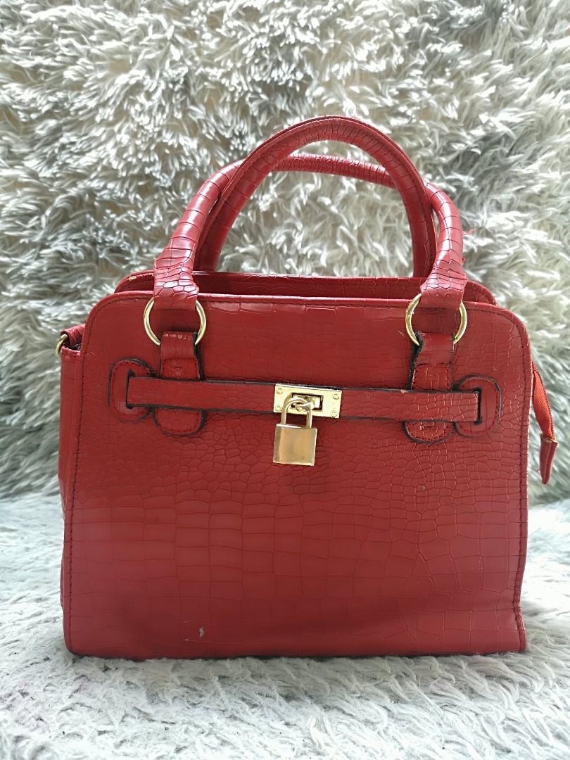 Front Padlock Closure Textured Top Handle Bag (Category: Purses & Pouches) located in Santa Cruz. Submitted by jmy_surplus.2 (Listing ID 1462044792, Image 1). Description: Size ; L - 9 W - 11.2 Color ; Red Type ; Top Handle Bag Brand ; No brand Material ; Leather Style ; Exotic leather Top Handle bag LR 164 JMY 4 Batch #220.
