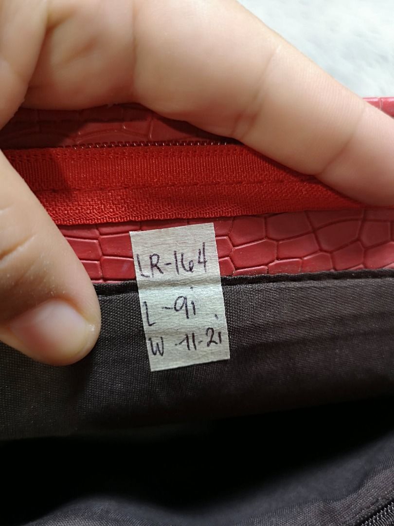 Front Padlock Closure Textured Top Handle Bag (Category: Purses & Pouches) located in Santa Cruz. Submitted by jmy_surplus.2 (Listing ID 1462044792, Image 2). Description: Size ; L - 9 W - 11.2 Color ; Red Type ; Top Handle Bag Brand ; No brand Material ; Leather Style ; Exotic leather Top Handle bag LR 164 JMY 4 Batch #220.