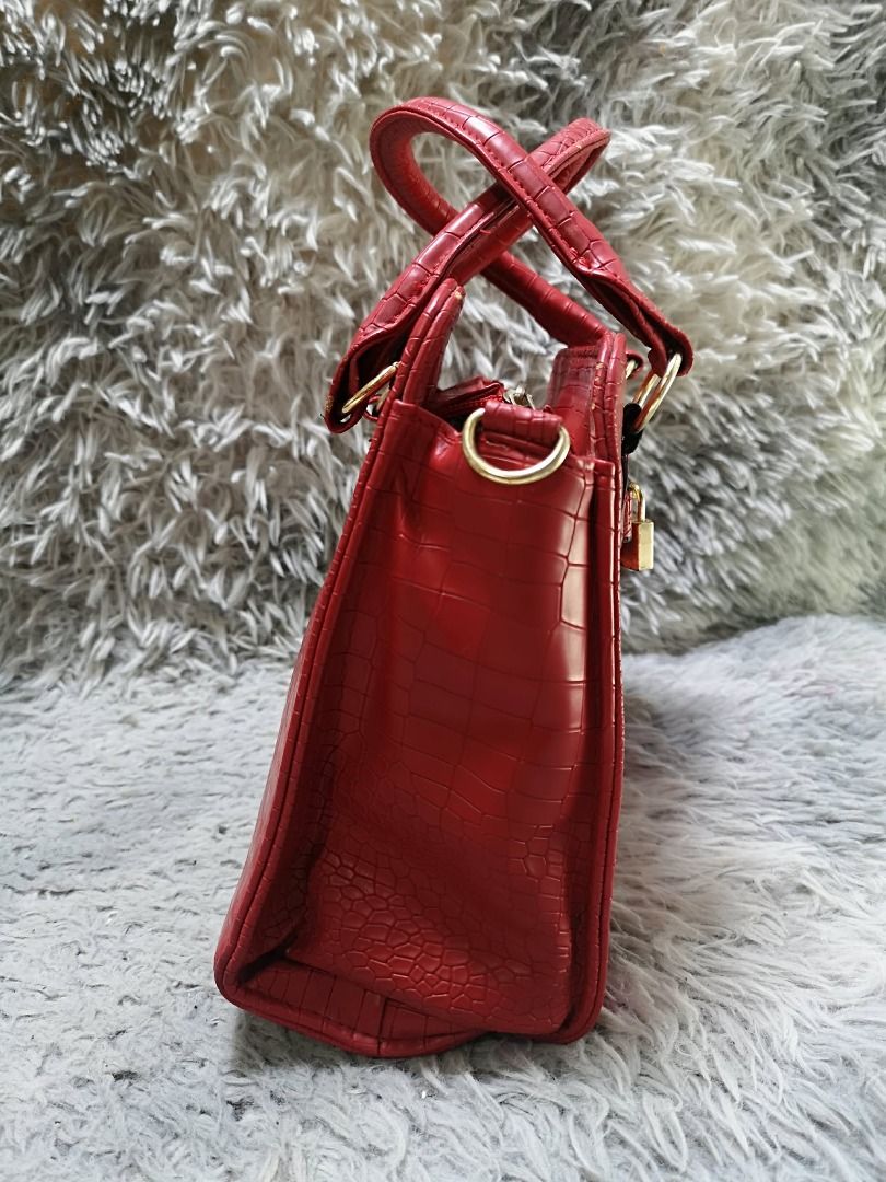 Front Padlock Closure Textured Top Handle Bag (Category: Purses & Pouches) located in Santa Cruz. Submitted by jmy_surplus.2 (Listing ID 1462044792, Image 3). Description: Size ; L - 9 W - 11.2 Color ; Red Type ; Top Handle Bag Brand ; No brand Material ; Leather Style ; Exotic leather Top Handle bag LR 164 JMY 4 Batch #220.