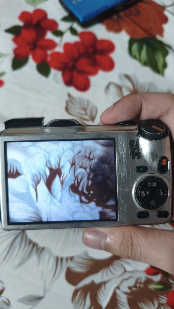 Fujifilm FinePix 550EXR Digicam (Category: Cameras) located in Pasay City. Submitted by re1ch (Listing ID 1462214153, Image 2). Description: Selling my Fujifilm FinePix F550EXR • 16MP EXR CMOS • 15X optical zoom • 24–360mm equivalent lens • Pop-up flash • Vintage digicam / CCD-CCD-like Fujifilm look • Fully functional • No functional issues • Zoom, flash, LCD, buttons and camera functions working Condition: Camera is fully working. Has visible co