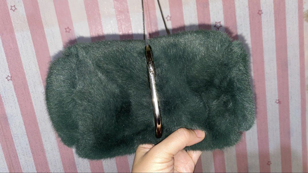 Fur bag (Category: Purses & Pouches) located in President Roxas. Submitted by cocoa_chanel (Listing ID 1462069403, Image 2). Description: .