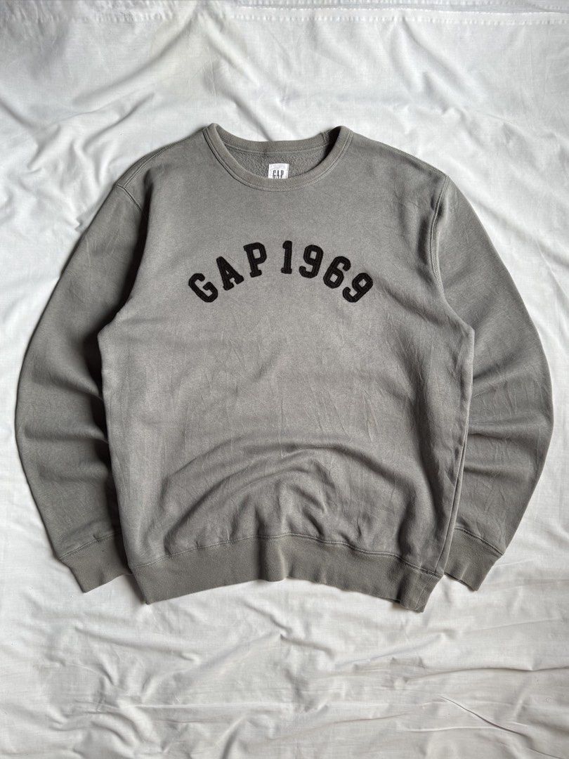GAP 1969 Grey Crewneck Sweatshirt (Category: Coats, Jackets and Outerwear) located in Binan City. Submitted by davintagefindsph (Listing ID 1462169445, Image 1). Description: AVAILABLE🍀 GAP 1969 Sweatshirt Comfy and Cozy 🥶 L27” W25” - M on tag Condition: 10/10 Issue/s: none Model: 5’2 - 63kg.