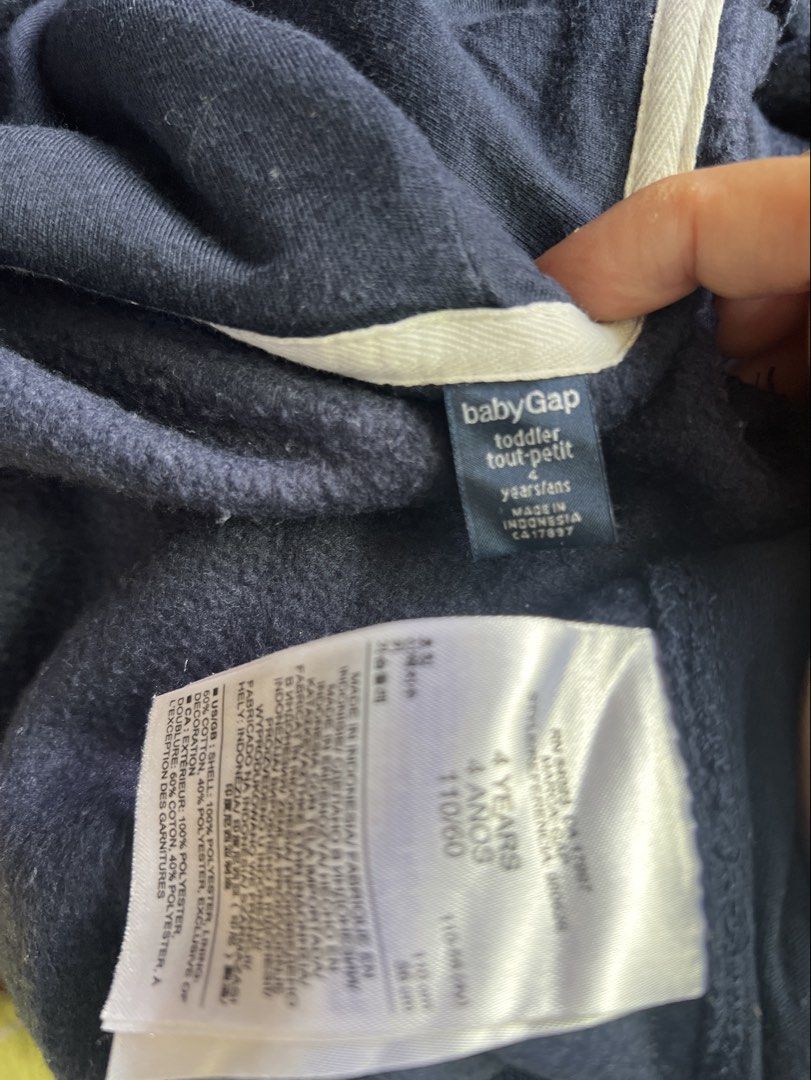 Gap Hoodie Fullzip Jacket 4T (Category: Babies & Kids Fashion) located in Amadeo. Submitted by mavmadel (Listing ID 1462124351, Image 3). Description: -4t tag -excellent tol like new ***All items is in excellent to like new condition unless otherwise stated if there’s flaws/issue. **price is already fixed ! Worth for its price based on its condition Loc: cavite.