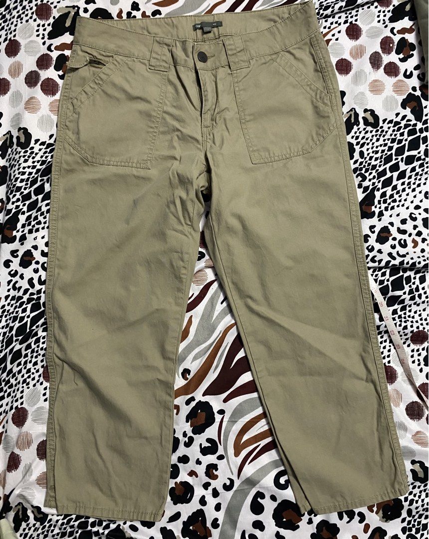 GAP Ladies capri chinos (Category: Other Bottoms) located in Quezon City. Submitted by elmiras_closet (Listing ID 1462046368, Image 1). Description: very good condition ladies chinos no flaws or issue Original apparel . From US Balikbayan box.
