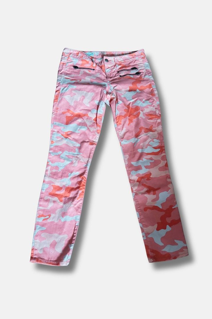 GAP Pink Camo Cargo Pants with Zipper Pockets (Category: Other Bottoms) located in Muntinlupa City. Submitted by charlyn_p (Listing ID 1462117702, Image 1). Description: - Cool pink camouflage pattern - Zipper pockets on the front - Straight leg fit - Ideal for a casual, everyday look - Versatile for styling with t-shirts or hoodies - Unique and eye-catching design Size 28.