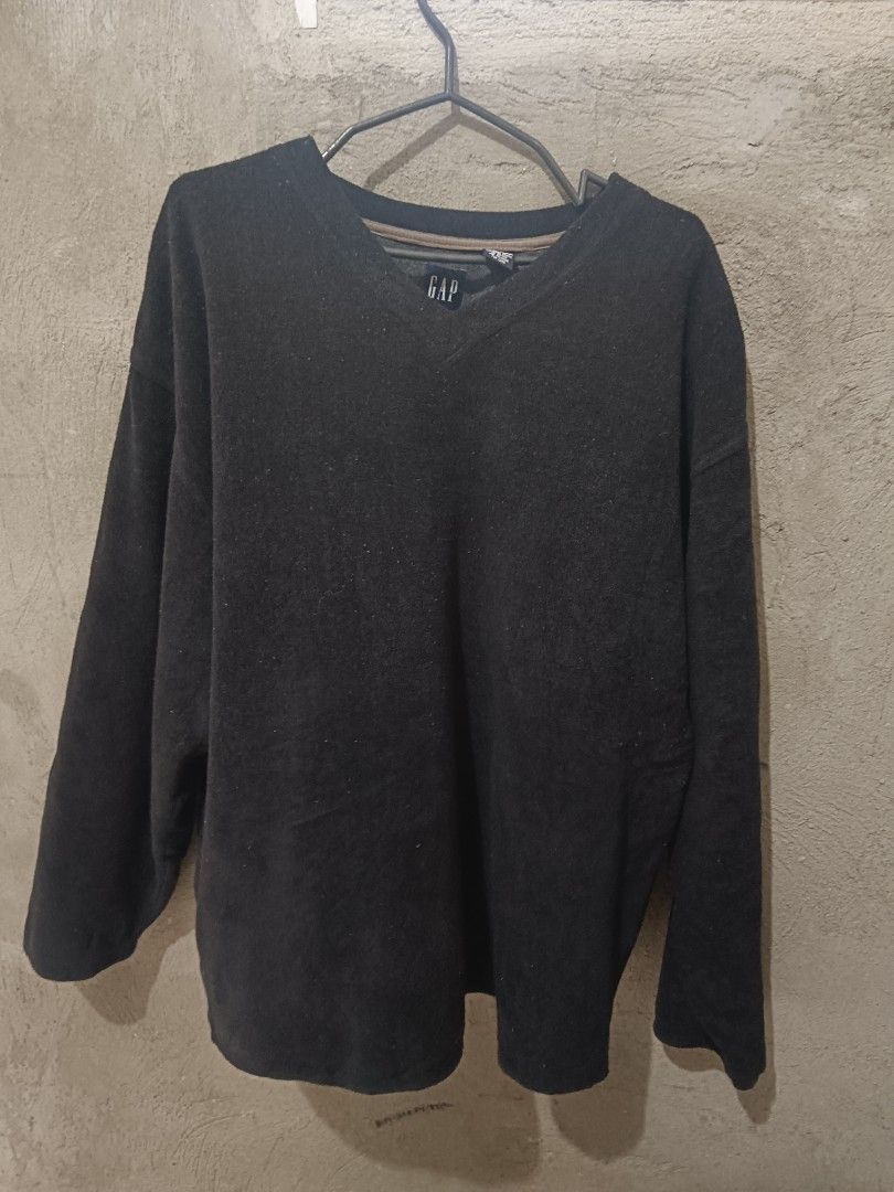 GAP V-Neck Fleece Sweater XL (Category: Coats, Jackets and Outerwear) located in Manila. Submitted by xelll7 (Listing ID 1462078004, Image 2). Description: - Dark grey GAP V-neck sweater - Size: XL - Material: 100% polyester fleece - Features: Comfortable and warm - Ideal for: Layering or wearing on its own.