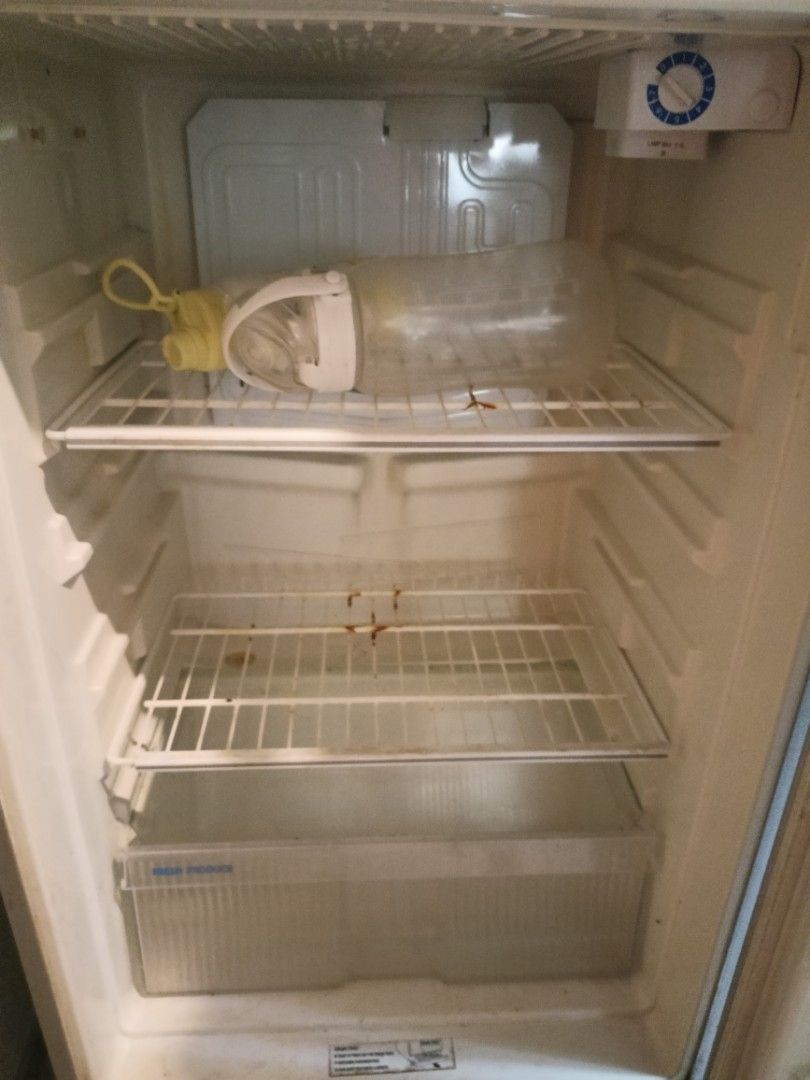 GE 2 door refrigerator 7cft (Category: Refrigerators and Freezers) located in Paranaque City. Submitted by wisebird.c73dbe (Listing ID 1462101234, Image 3). Description: GE refrigerator 2 door 7cft in good condition big space mabilis lumamig.